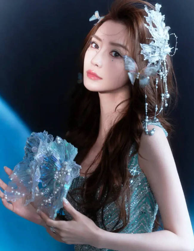 Angelababy穿碎钻裙化身人鱼公主 露美背优雅性感