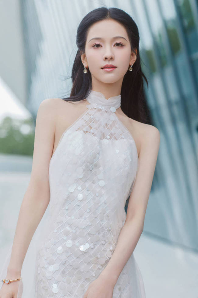 陈都灵穿亮片露背裙洁白优雅 秀婀娜身姿仙气十足