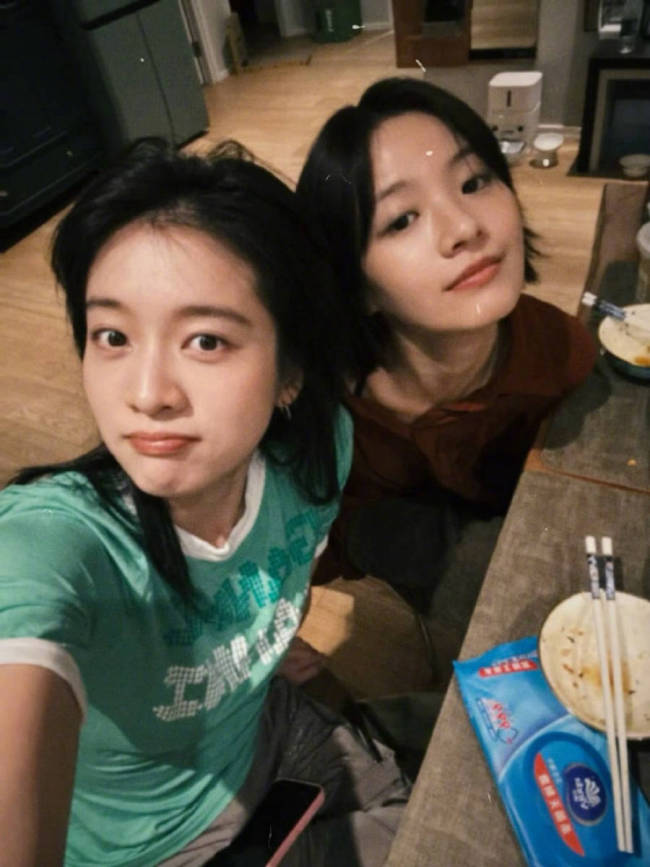 张雪迎晒与李庚希聚餐合照 两人对镜头搞怪自拍