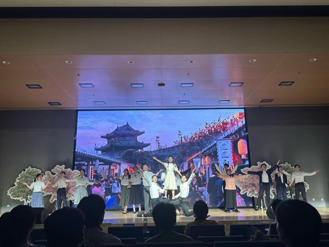 人们在看台上的人在房间里    中度可信度描述已自动生成