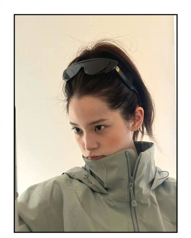 欧阳娜娜穿背心配短裤化身运动少女 造型青春灵动