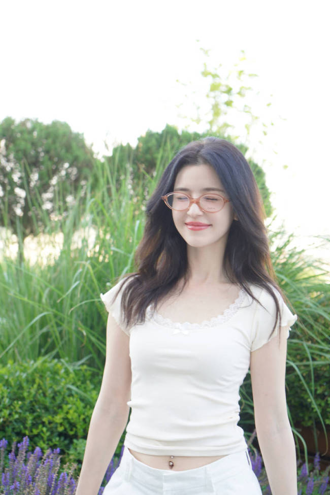 哈妮克孜穿灰色吊带裙似少女 露甜美笑容身材超好