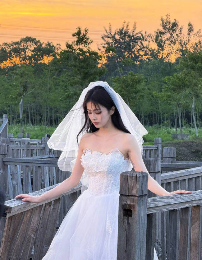 白鹿身穿婚纱典雅又高贵 黑发随风飞舞笑容浅浅