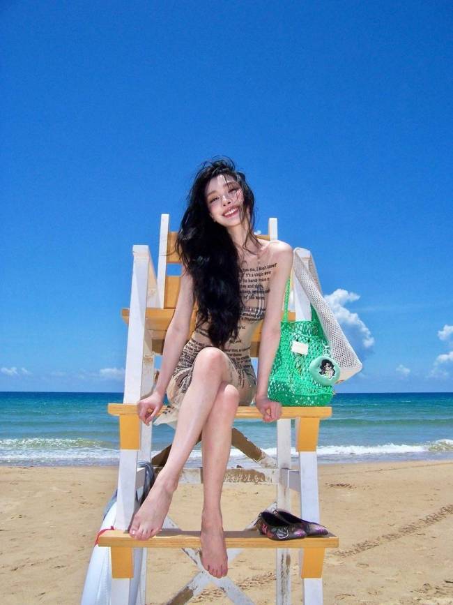 易梦玲透视比基尼造型性感吸睛 化身海边沙滩美女