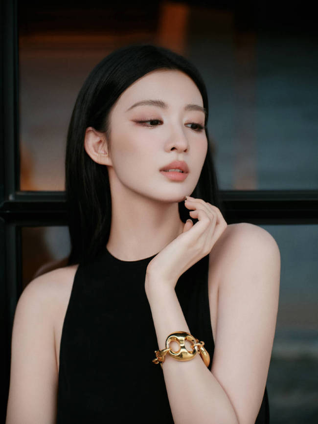 王楚然穿开衩长裙秀婀娜身材 黑长直造型冷艳酷飒