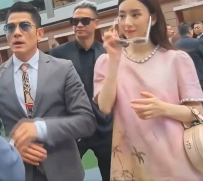 郭富城妻子宽松穿搭引三胎传闻