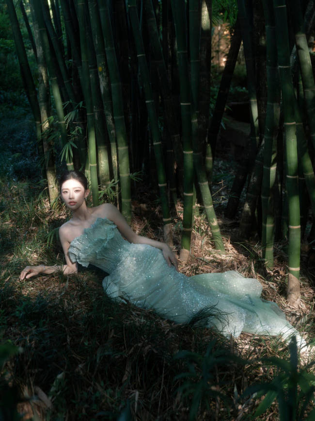林允穿青色抹胸纱裙美艳十足 秀白皙美背婀娜多姿