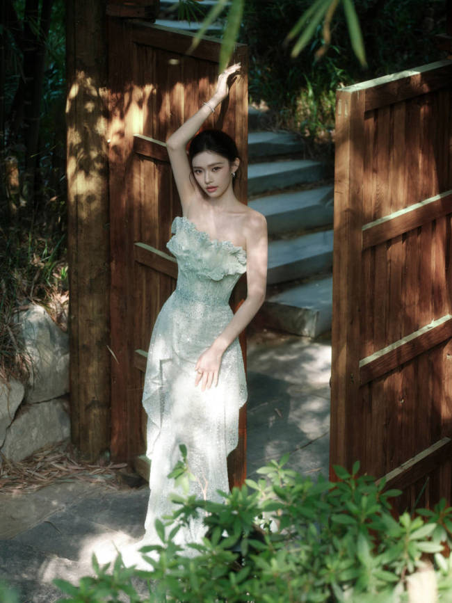 林允穿青色抹胸纱裙美艳十足 秀白皙美背婀娜多姿