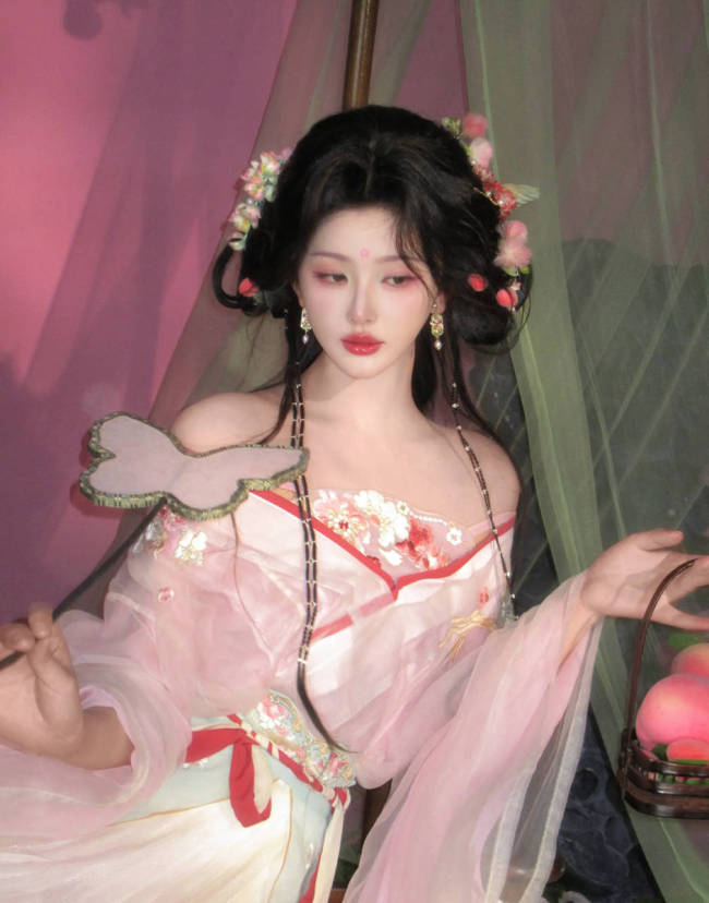 孔雪儿抹胸古风裙秀完美肩线 手拿油纸伞灵动甜美