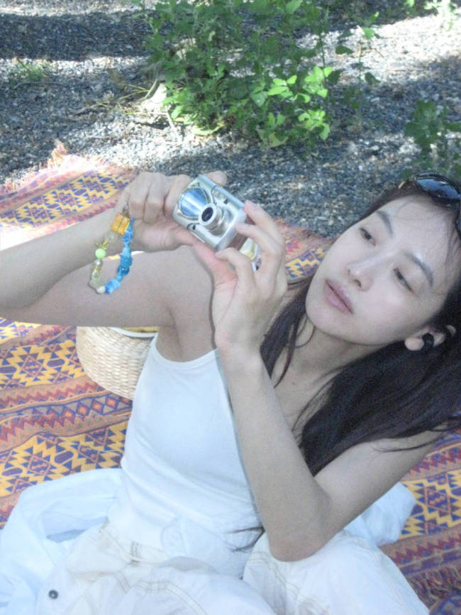 宋茜去野外露营吃烤肉串好惬意 穿吊带少女感十足