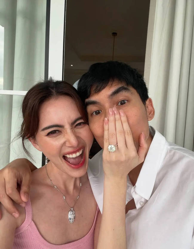 泰星Mai与男友官宣订婚！甜蜜亲吻秀大钻戒