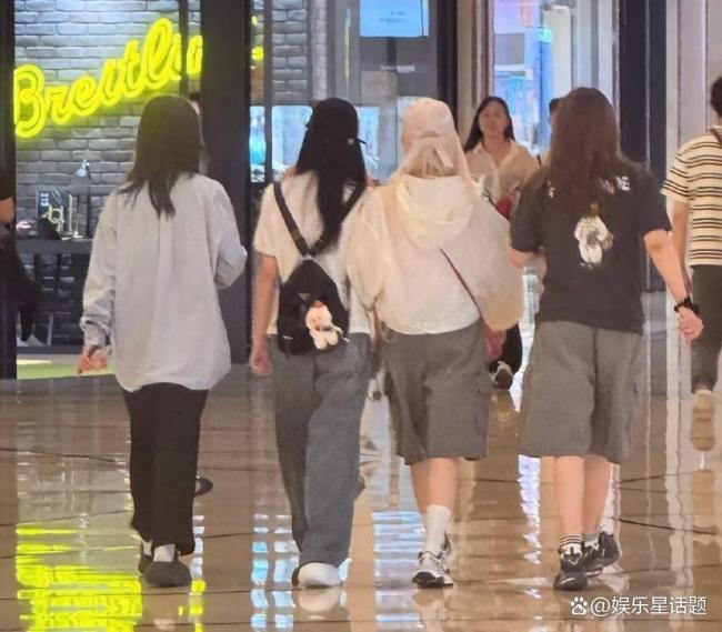 白鹿背labubu和宋雨琦逛街 跑男姐妹花私服造型甜度爆表