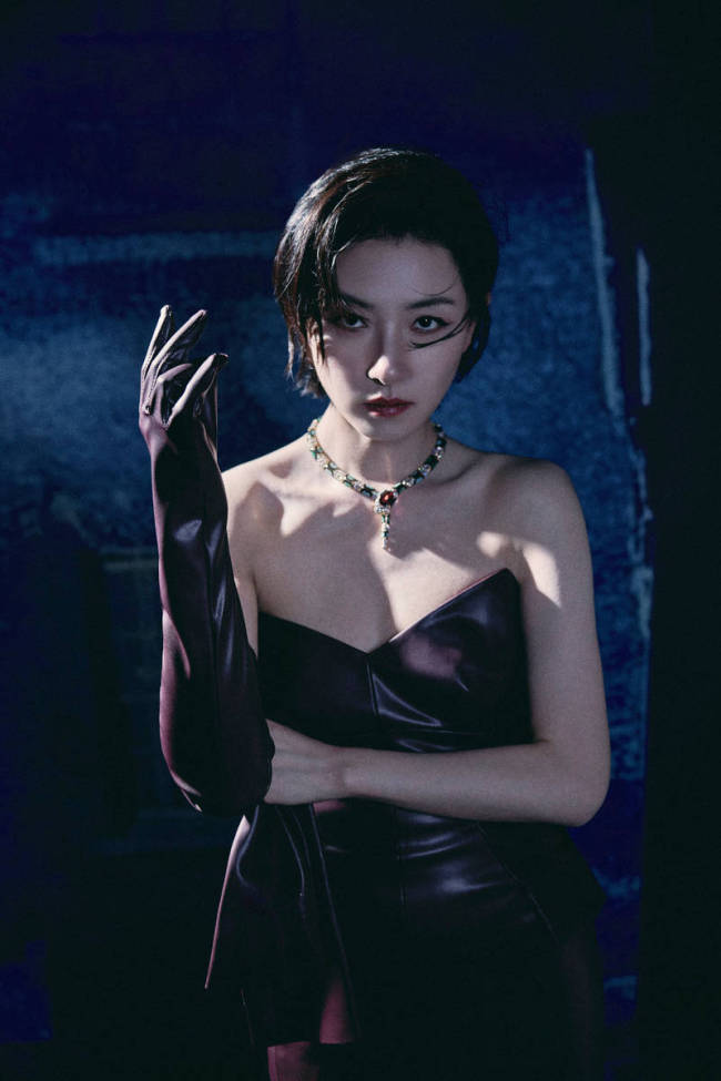 万茜穿紧身皮裙又美又飒 眼神清冷犀利气场全开