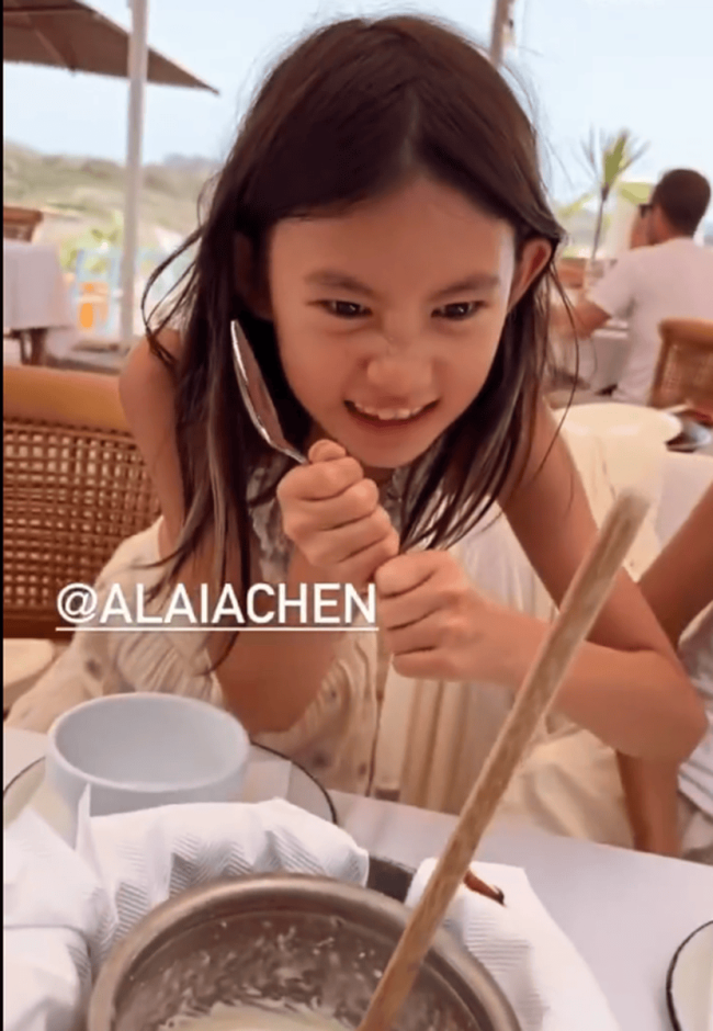 陈冠希带女儿外出度假好惬意 8岁Alaia戴俏皮草帽