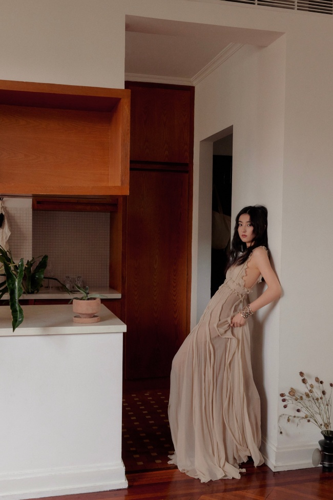 張子楓穿裸色裙氣質(zhì)在線！張楓宛如油畫少女