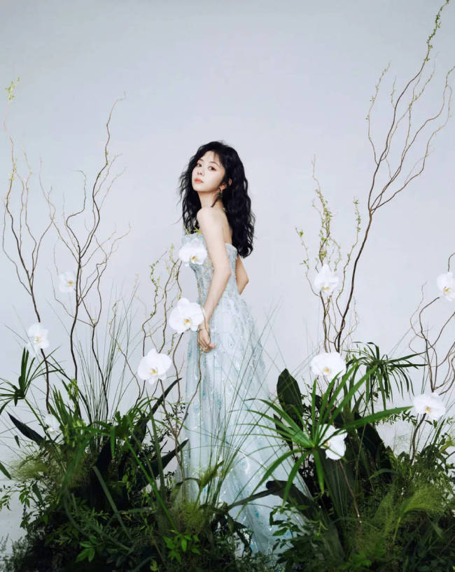 谭松韵穿水晶孔雀礼裙清新靓丽 波浪卷发宛如公主