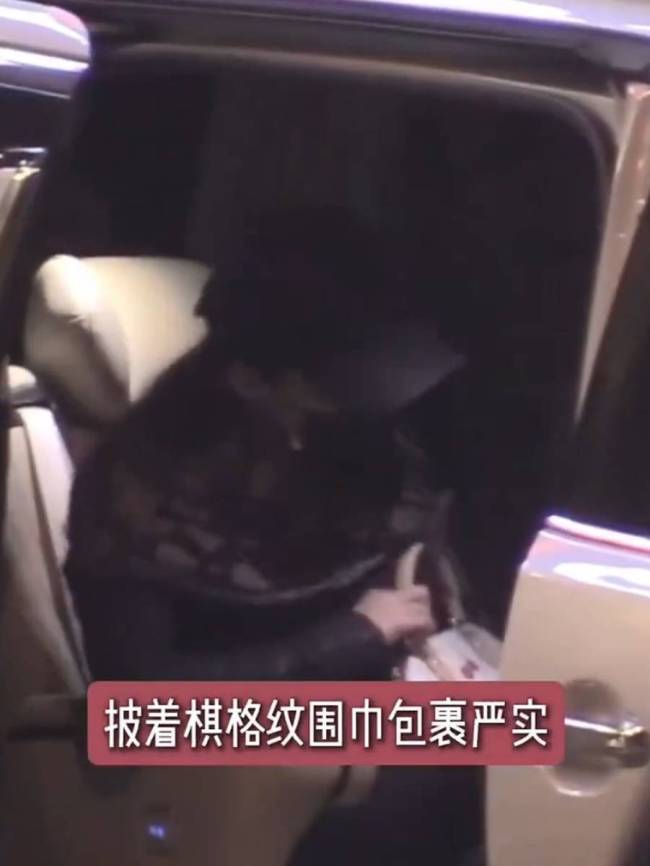 刘亦菲被拍到聚餐后去医院 披棋格纹围巾包裹严实