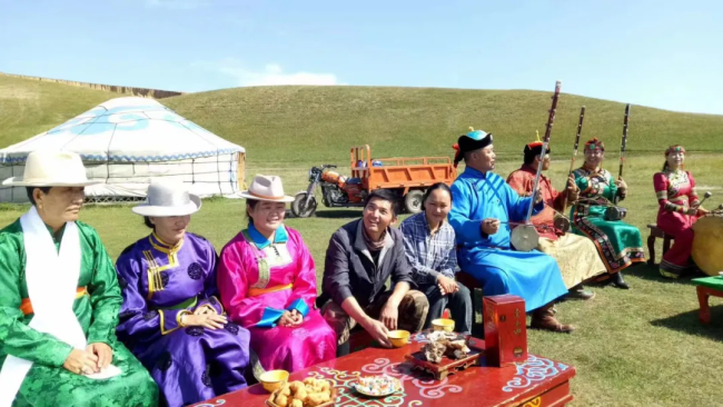 这部蒙古语的公路片电影《巴彦查干》，在赤峰学院首映成功！曾获8个国际电影节入围提名