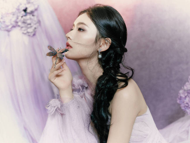 林允斜肩纱裙秀性感身材 手撑花伞秒变紫罗兰仙女