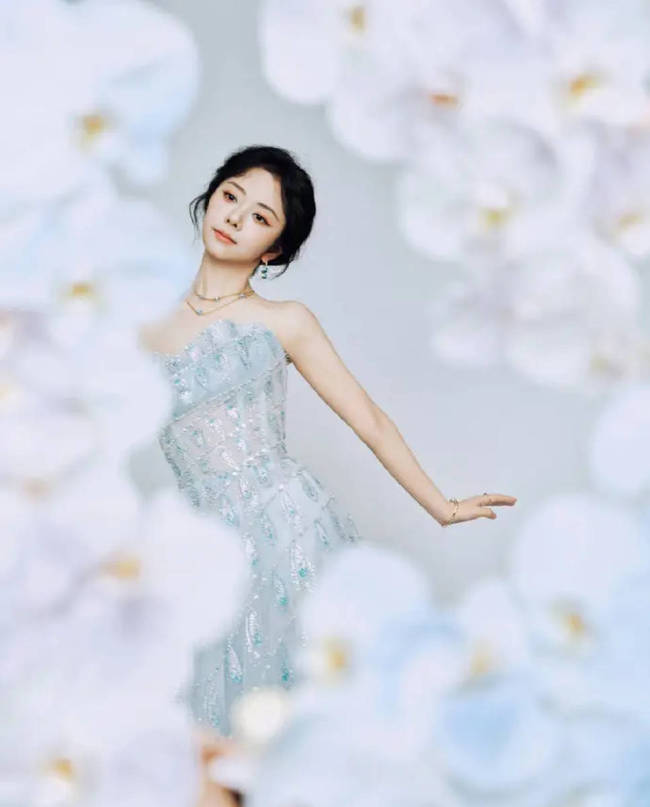 谭松韵穿水晶孔雀礼裙清新靓丽 波浪卷发宛如公主