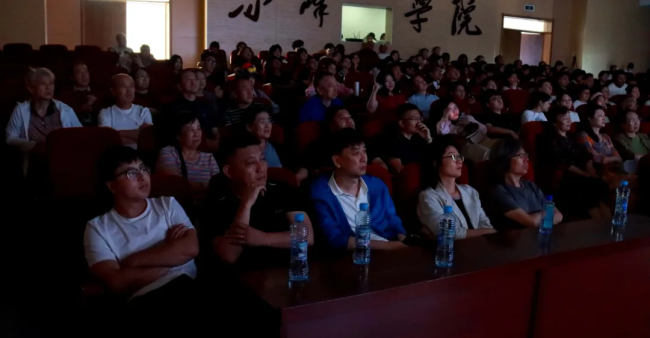 这部蒙古语的公路片电影《巴彦查干》，在赤峰学院首映成功！曾获8个国际电影节入围提名
