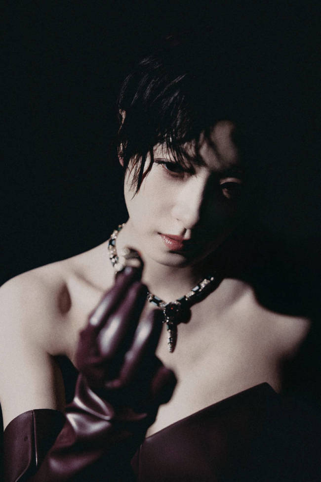 万茜穿紧身皮裙又美又飒 眼神清冷犀利气场全开