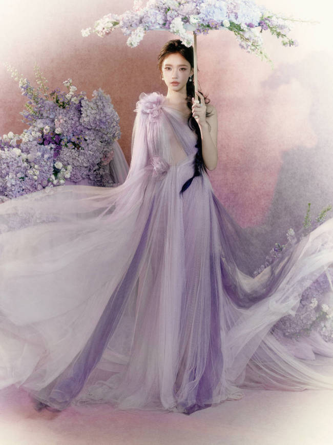 林允斜肩纱裙秀性感身材 手撑花伞秒变紫罗兰仙女