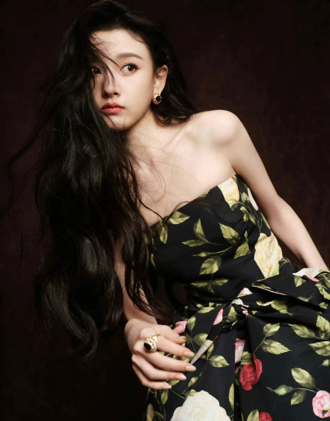 宋祖儿穿绣花黑裙秀纤细腰肢 单手拎裙子颜值能打