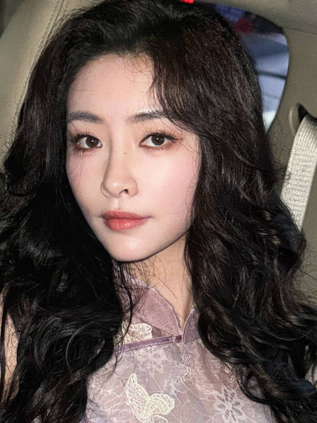 许佳琪穿刺绣蝴蝶裙复古优雅 波浪卷发温婉俏丽