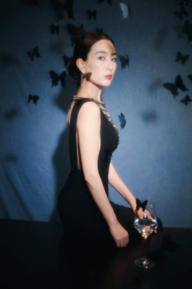 马苏穿镂空裙展露好身材 秀光滑美背肌肤白嫩细腻