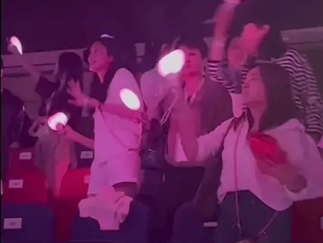 奚梦瑶和婆婆看周杰伦演唱会 有说有笑关系超好