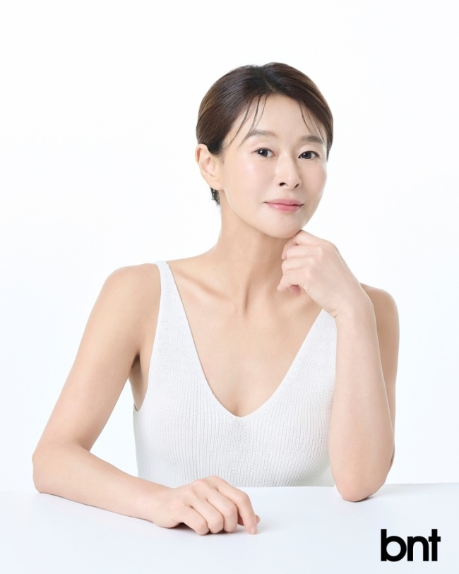 艺知源出道35周年写真公开 优雅冻龄美貌再度惊艳