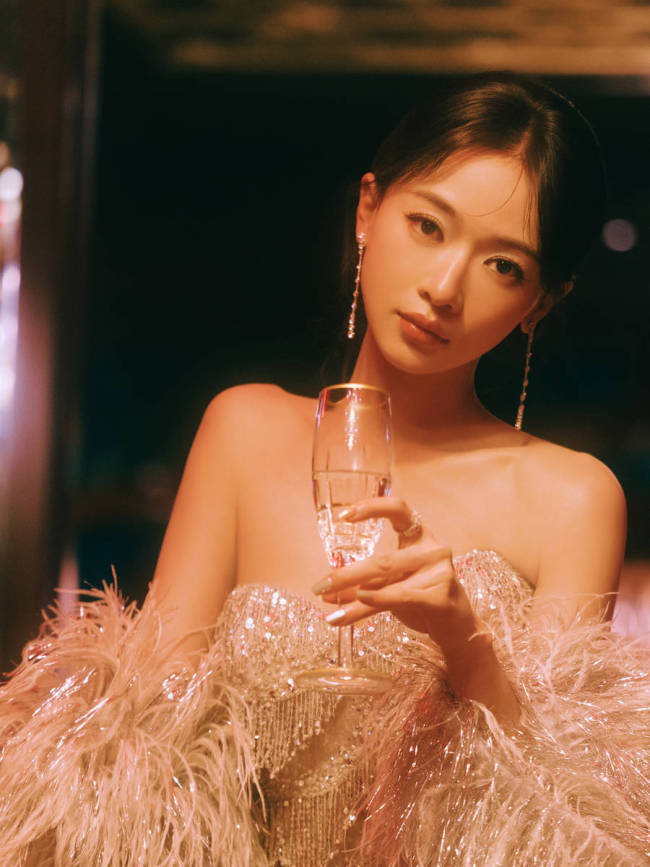吴谨言穿抹胸裙性感优雅 化身港风美人又欲又撩