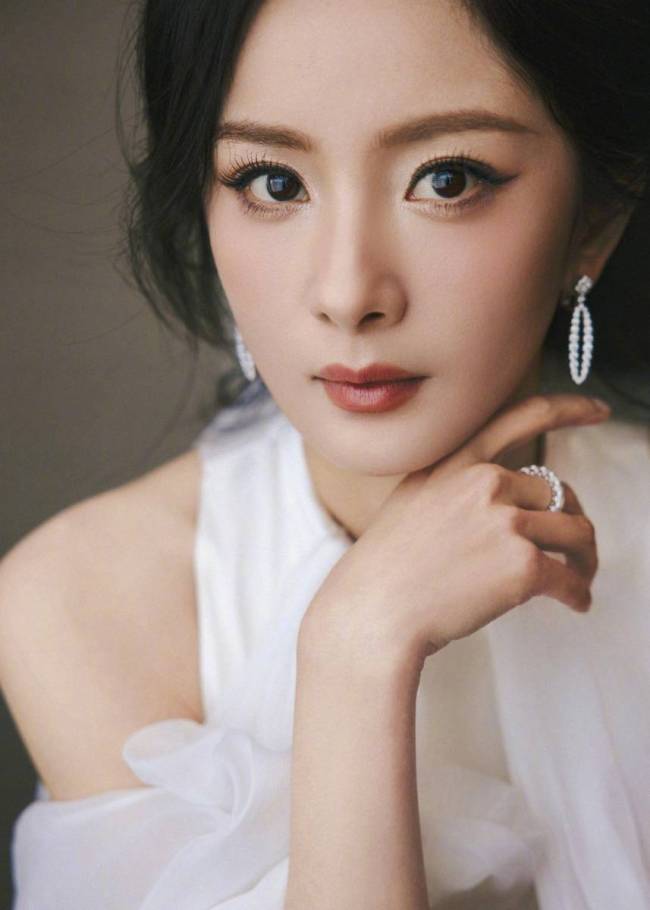 杨幂秒变“白月光”美人 气质优雅温柔身材超好