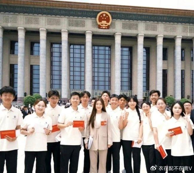 陈梦现身北京开会美出圈，穿西服秒变女霸总，在人民大会堂前合影站C位