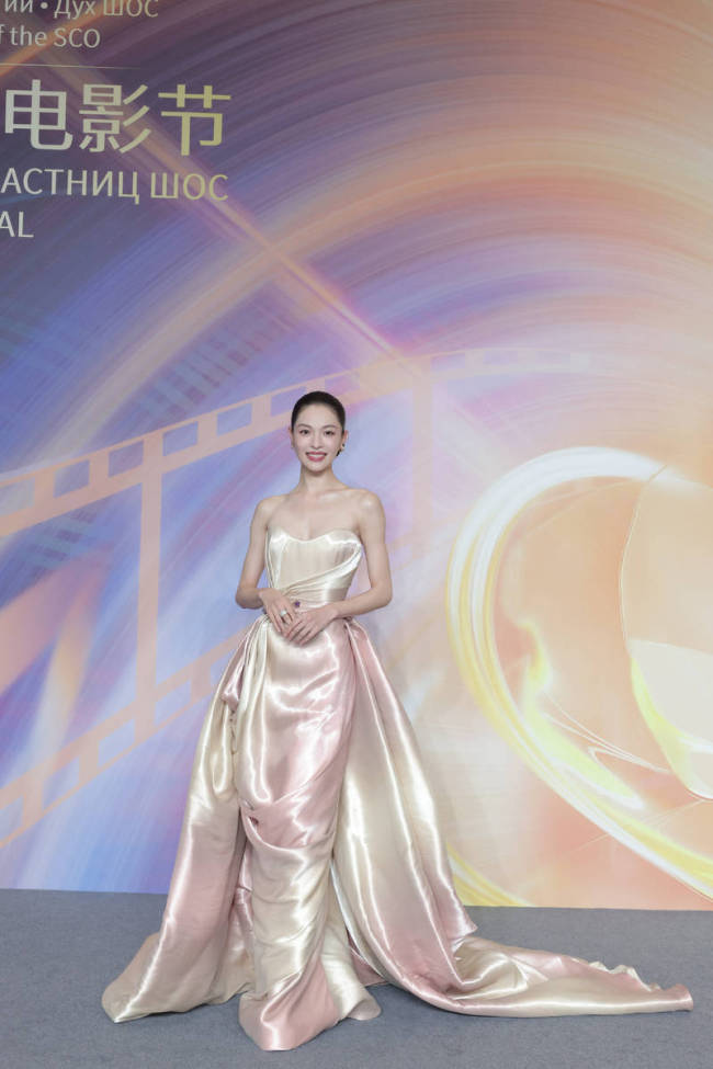 钟楚曦穿粉金抹胸裙梦幻唯美！展露曼妙身姿超养眼