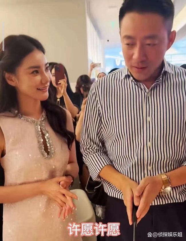 汪小菲在北京為老婆過生日，馬筱梅穿著低胸裙,，夫妻倆一起切蛋糕 甜蜜恩愛羨煞旁人