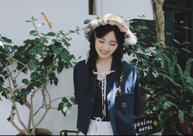 沈月扎双麻花辫温婉明媚 戴花环回眸一笑甜美可人