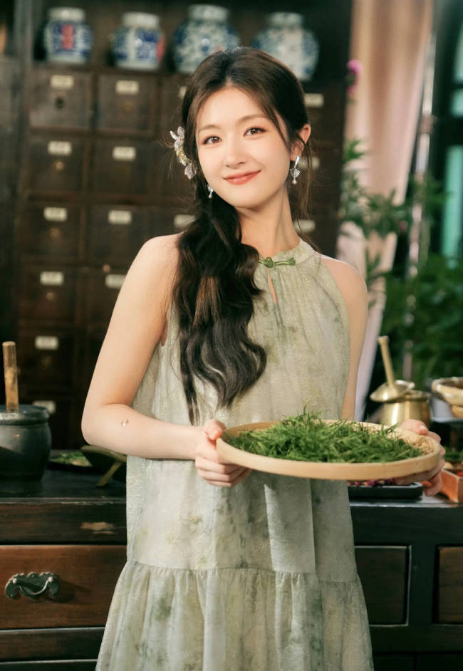 李兰迪穿吊带裙靓丽吸睛！身姿曼妙小蛮腰不盈一握