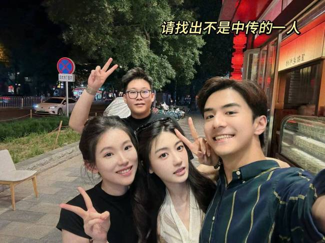 孙乐言晒与奥斯卡赶飞机照片 俊男靓女感情超甜蜜