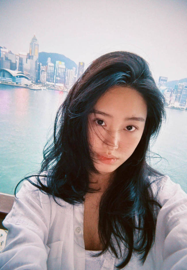 杨采钰晒近照穿衬衫小腹平坦 疑似已生产完