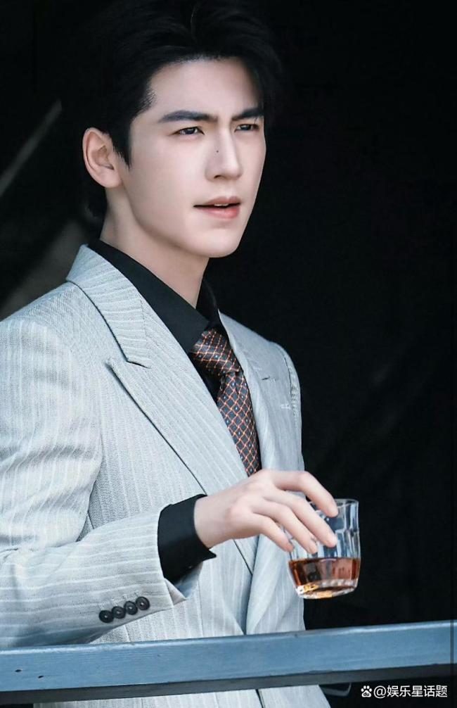 王楚然下跪张凌赫摔酒杯路透 演技爆发力十足