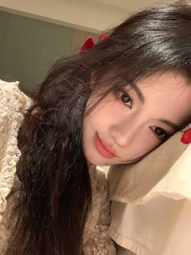 鞠婧祎晒居家怼脸自拍照 对镜头wink少女感十足