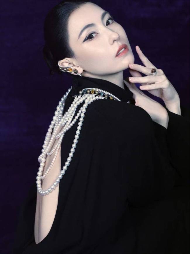 张柏芝深V玄色投降红唇吸睛 一袭黑裙勾画唯妙身姿
