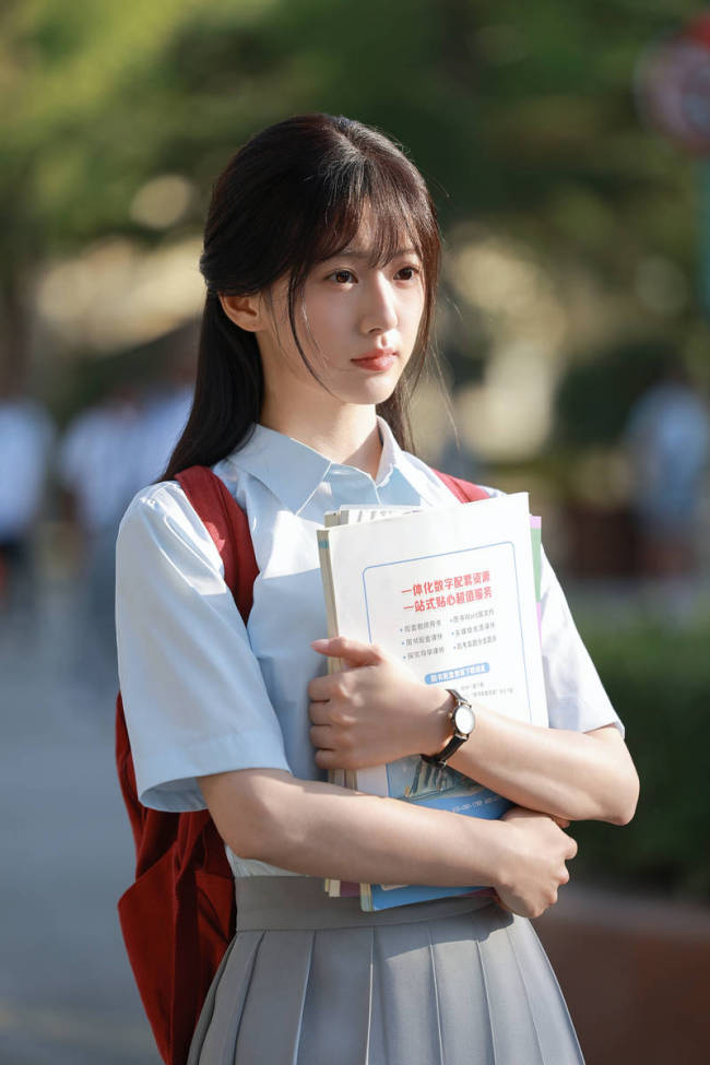 包上恩治服造型清纯明媚 看法忧郁化身芳华女主角