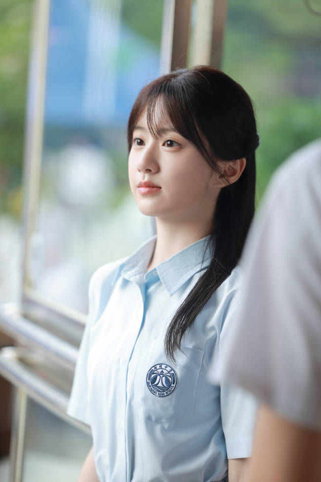 包上恩治服造型清纯明媚 看法忧郁化身芳华女主角
