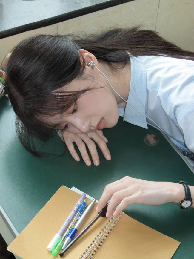包上恩治服造型清纯明媚 看法忧郁化身芳华女主角