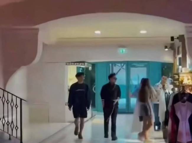 谢霆锋和大儿子度假被偶遇 父子状态在线气氛融洽