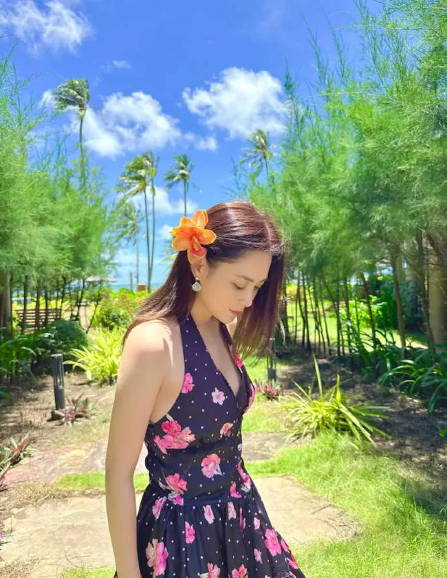 钟欣潼穿白色比基尼海边度假 神情温柔状态超好