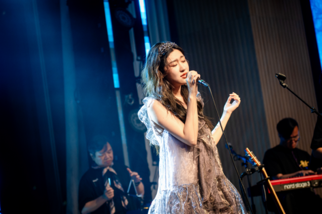 新生代唱作人金婵紫全新专辑《叙章》全球首发，颠覆性音乐叙事引发热烈期待